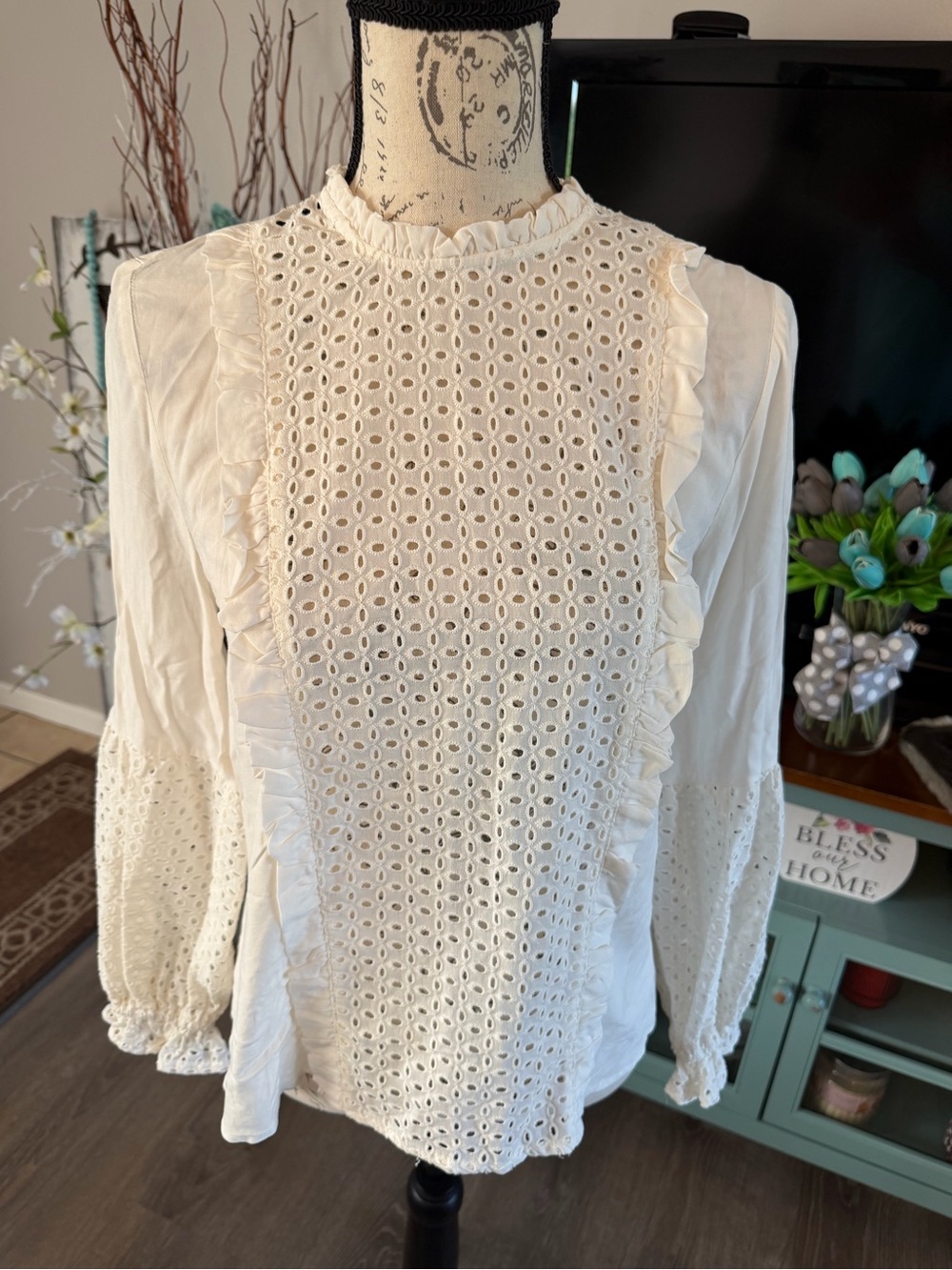 True Craft Cream Eyelet Ruffle Front Blouse Size Small